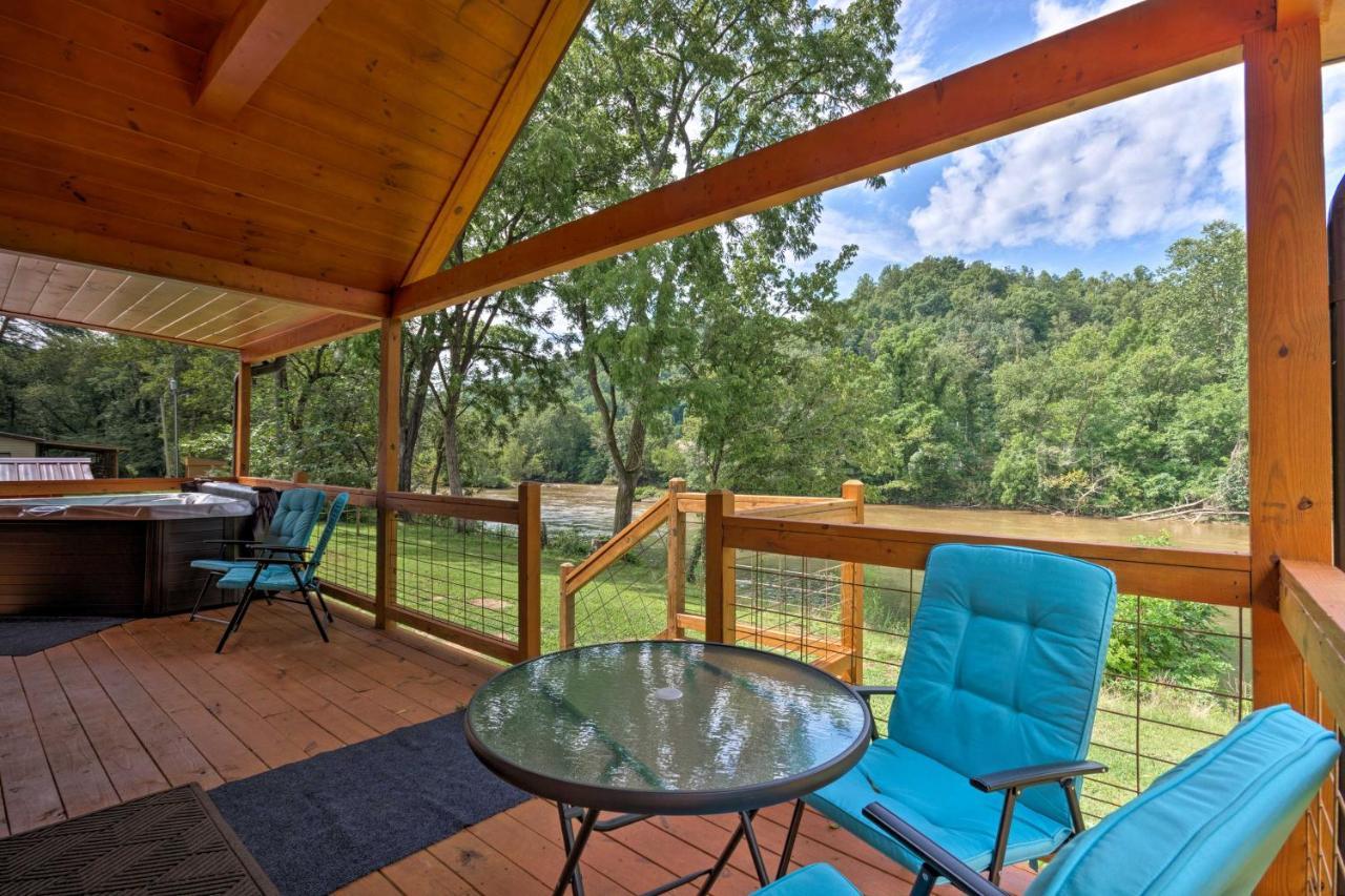 Cozy Riverfront Cabin With Private Deck And Hot Tub! Bryson City Eksteriør bilde