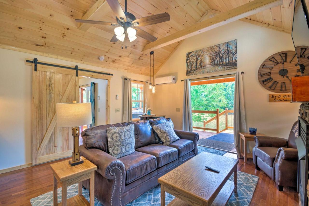 Cozy Riverfront Cabin With Private Deck And Hot Tub! Bryson City Eksteriør bilde