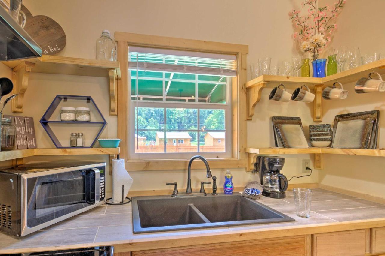 Cozy Riverfront Cabin With Private Deck And Hot Tub! Bryson City Eksteriør bilde