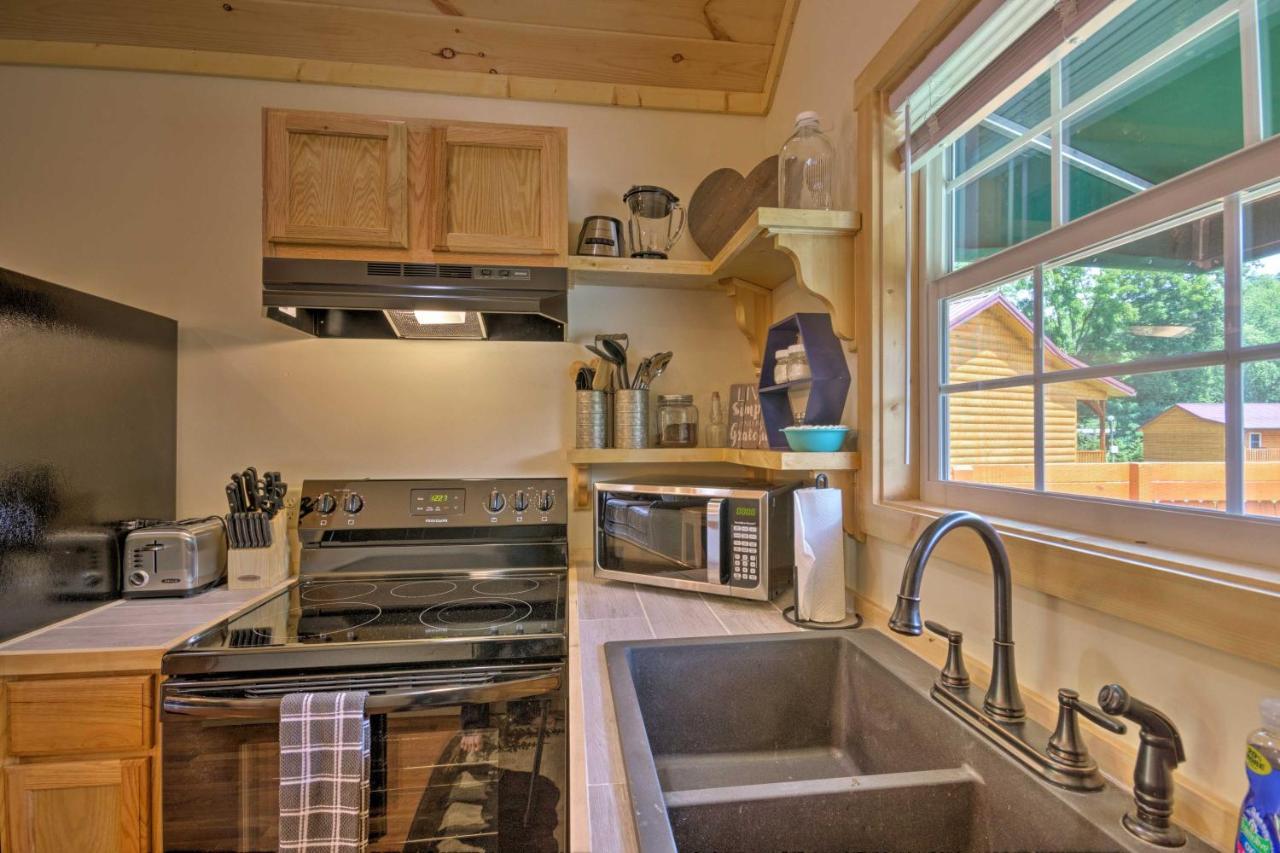 Cozy Riverfront Cabin With Private Deck And Hot Tub! Bryson City Eksteriør bilde