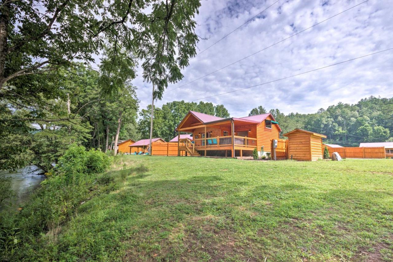 Cozy Riverfront Cabin With Private Deck And Hot Tub! Bryson City Eksteriør bilde