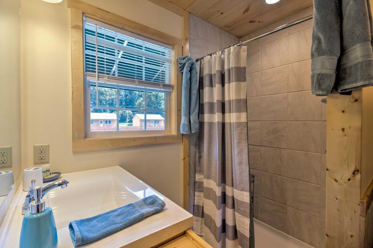 Cozy Riverfront Cabin With Private Deck And Hot Tub! Bryson City Eksteriør bilde