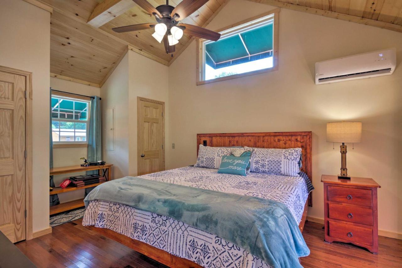 Cozy Riverfront Cabin With Private Deck And Hot Tub! Bryson City Eksteriør bilde