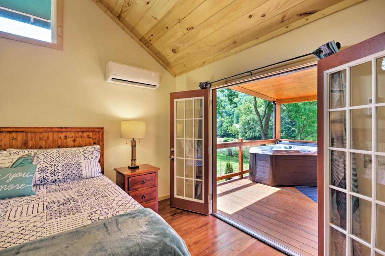 Cozy Riverfront Cabin With Private Deck And Hot Tub! Bryson City Eksteriør bilde