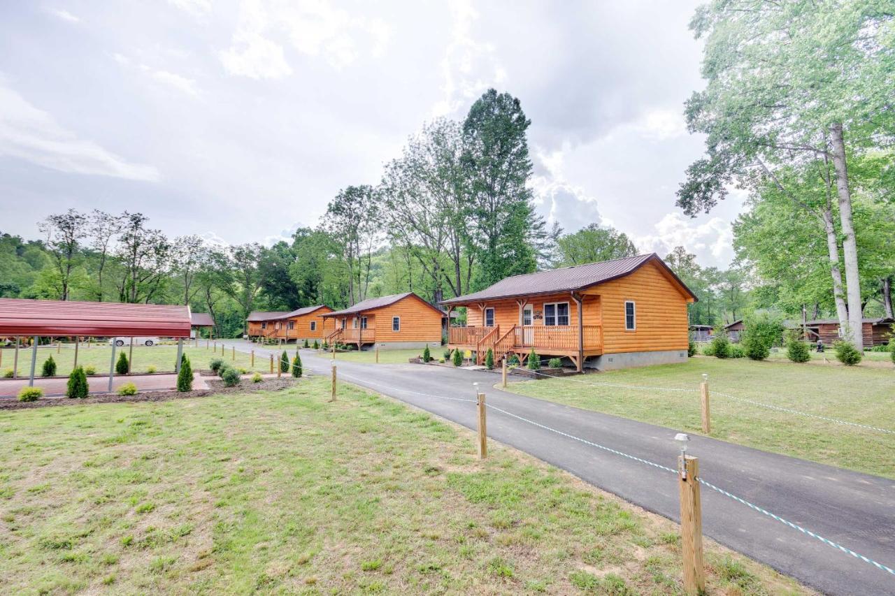 Cozy Riverfront Cabin With Private Deck And Hot Tub! Bryson City Eksteriør bilde