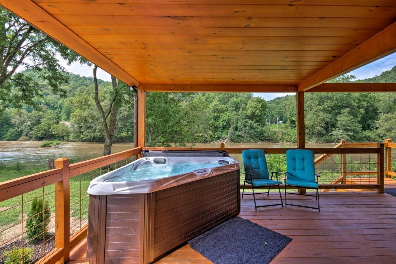 Cozy Riverfront Cabin With Private Deck And Hot Tub! Bryson City Eksteriør bilde
