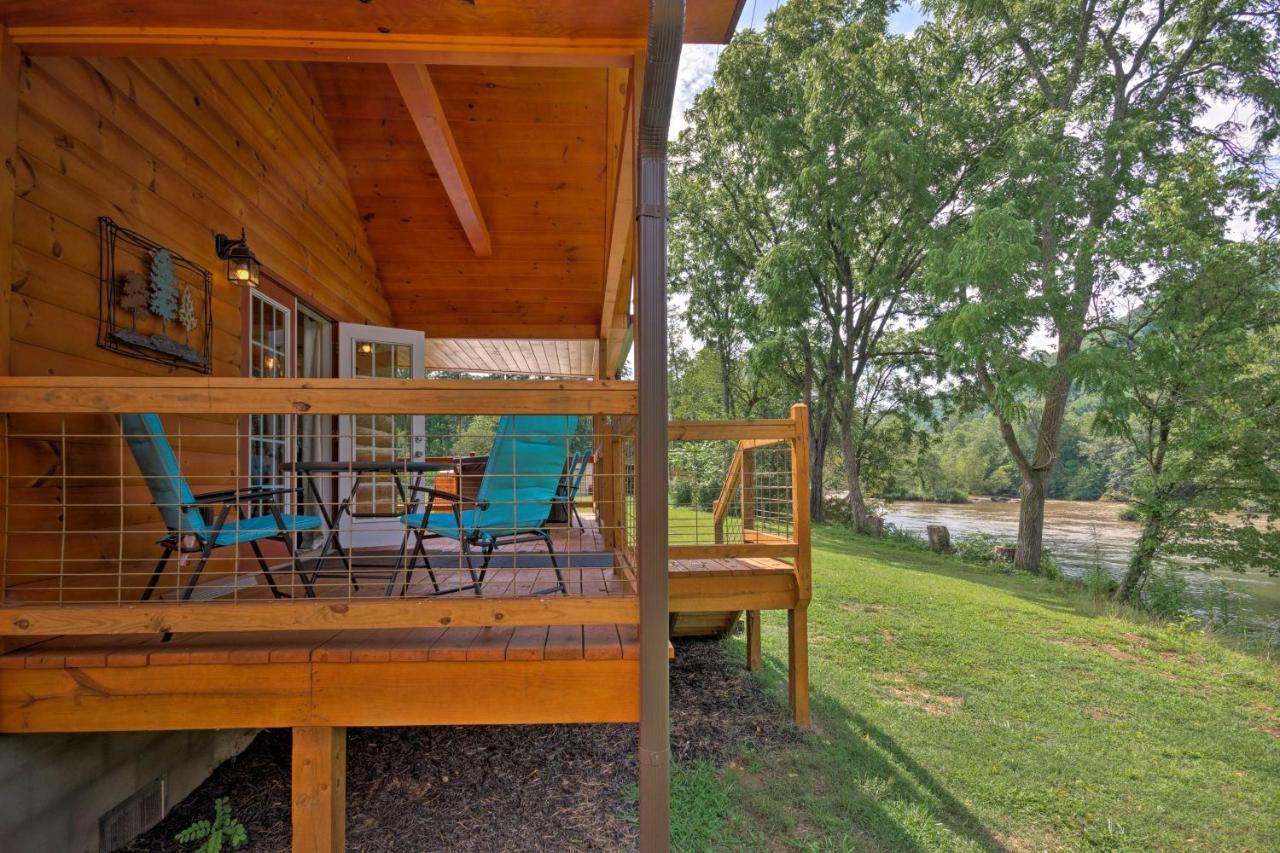 Cozy Riverfront Cabin With Private Deck And Hot Tub! Bryson City Eksteriør bilde