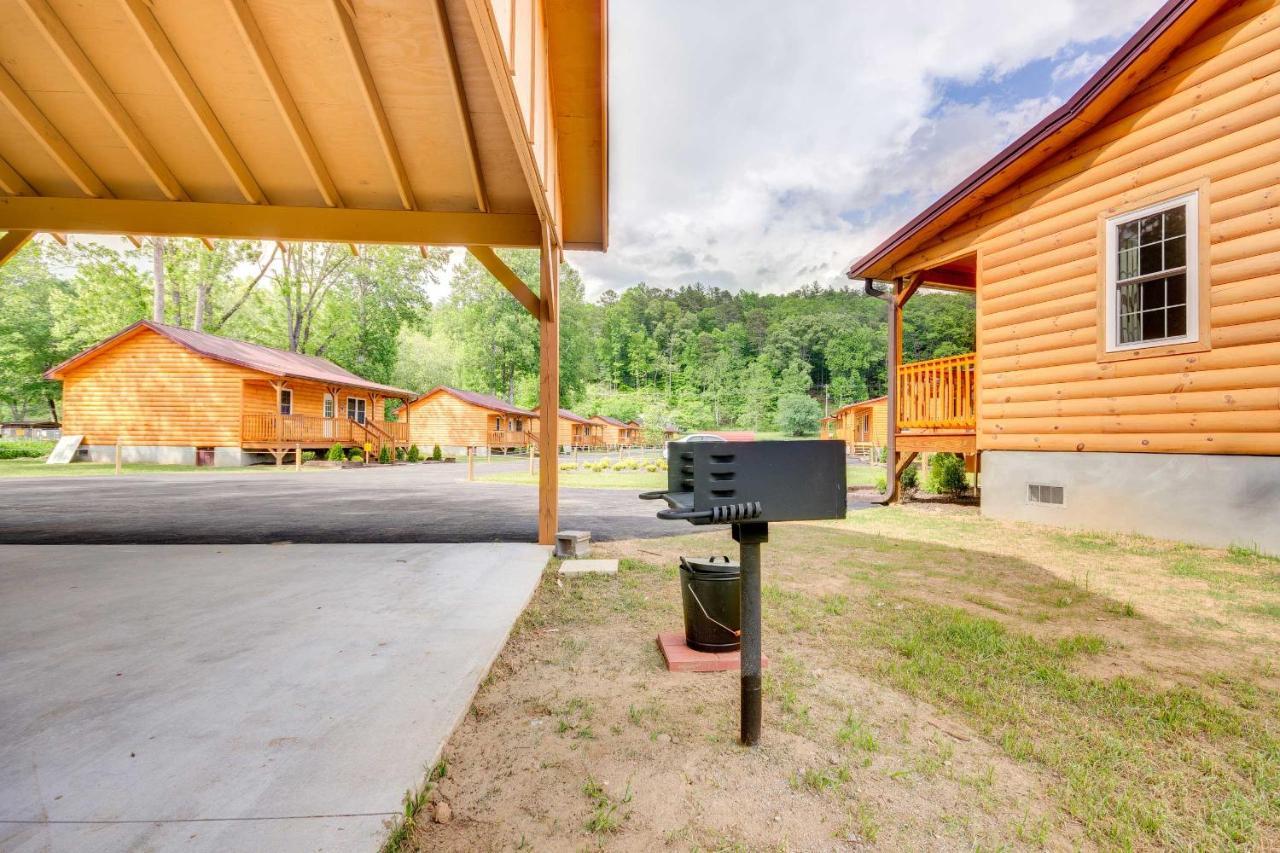 Cozy Riverfront Cabin With Private Deck And Hot Tub! Bryson City Eksteriør bilde