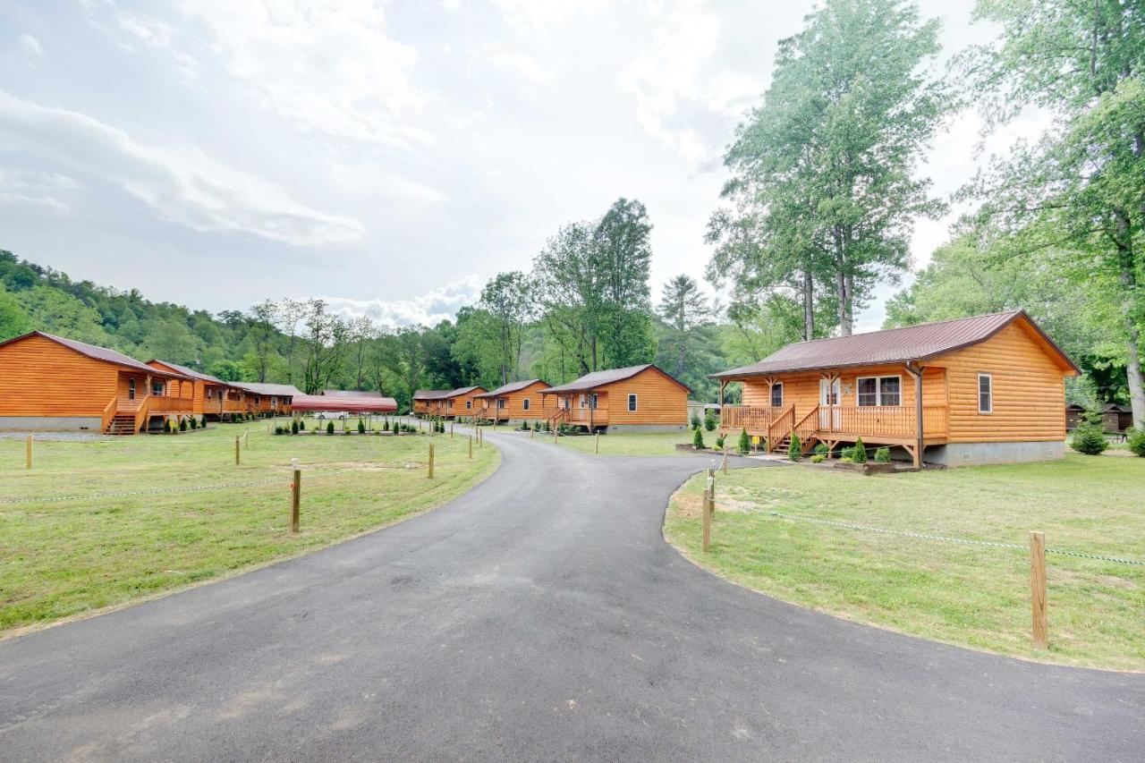 Cozy Riverfront Cabin With Private Deck And Hot Tub! Bryson City Eksteriør bilde